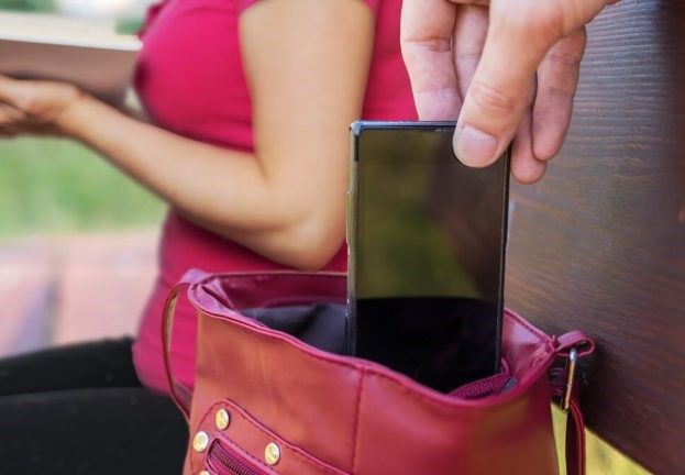 Женщина, у которой украли телефонный аппарат на продуктовом рынке, обратилась в УВД